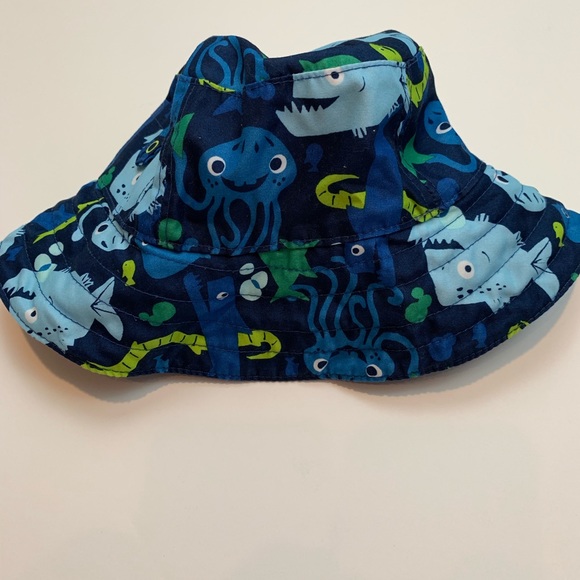 Old Navy boy swim trunks with hat - Picture 5 of 7